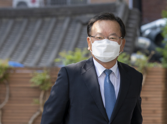 ▲김부겸 국무총리 후보자가 3일 오전 서울시 종로구 금융감독원 연수원에 마련된 인사청문회 준비 사무실로 출근하고 있다.  (연합뉴스)