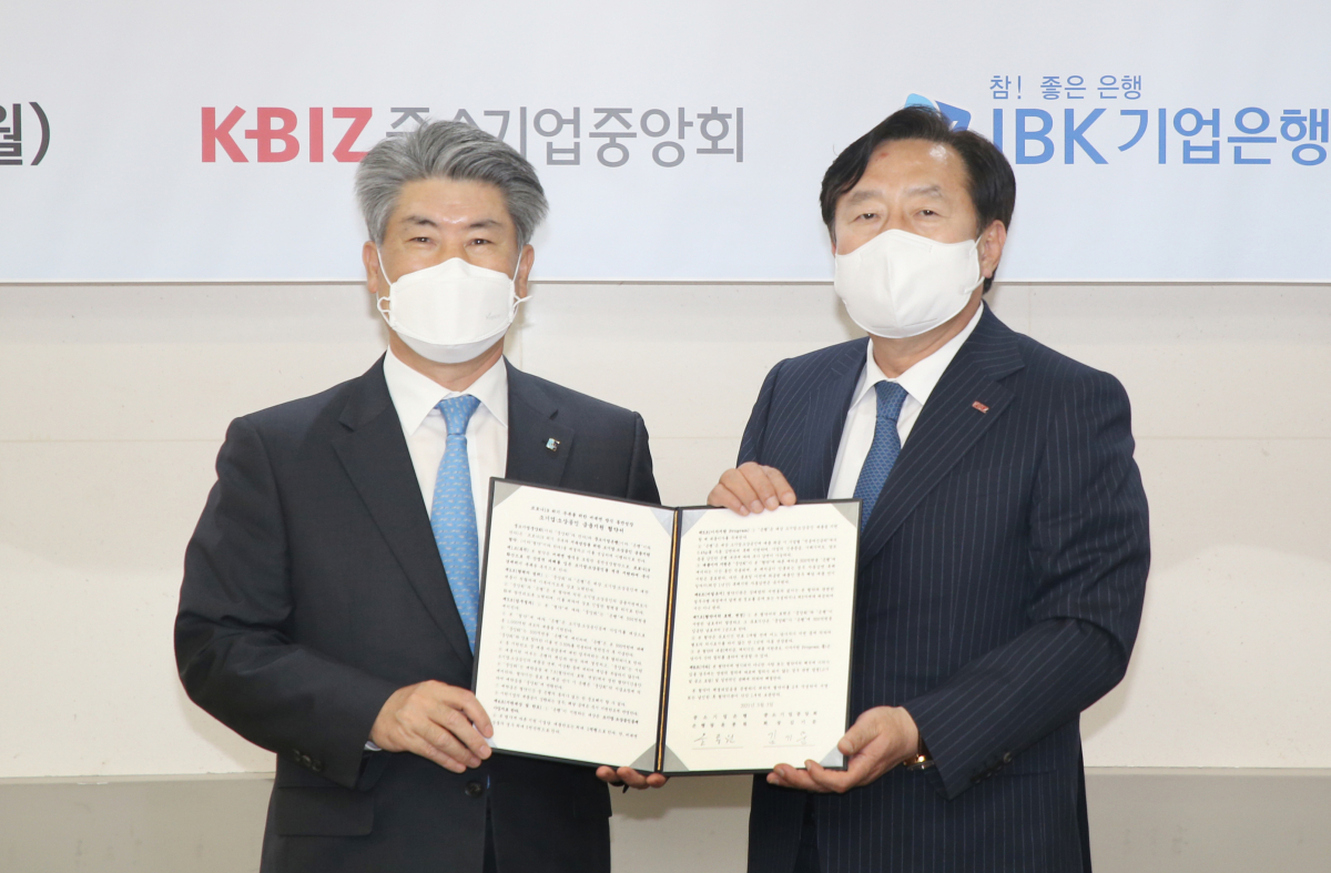 ▲윤종원 IBK기업은행장(사진 왼쪽)이 김기문 중소기업중앙회장과 3일 서울 여의도 중소기업중앙회에서 ‘코로나19 위기극복을 위한 소기업‧소상공인 비대면 금융지원 업무협약식'을 마치고 기념촬영을 하고 있다.  (사진제공=IBK기업은행)