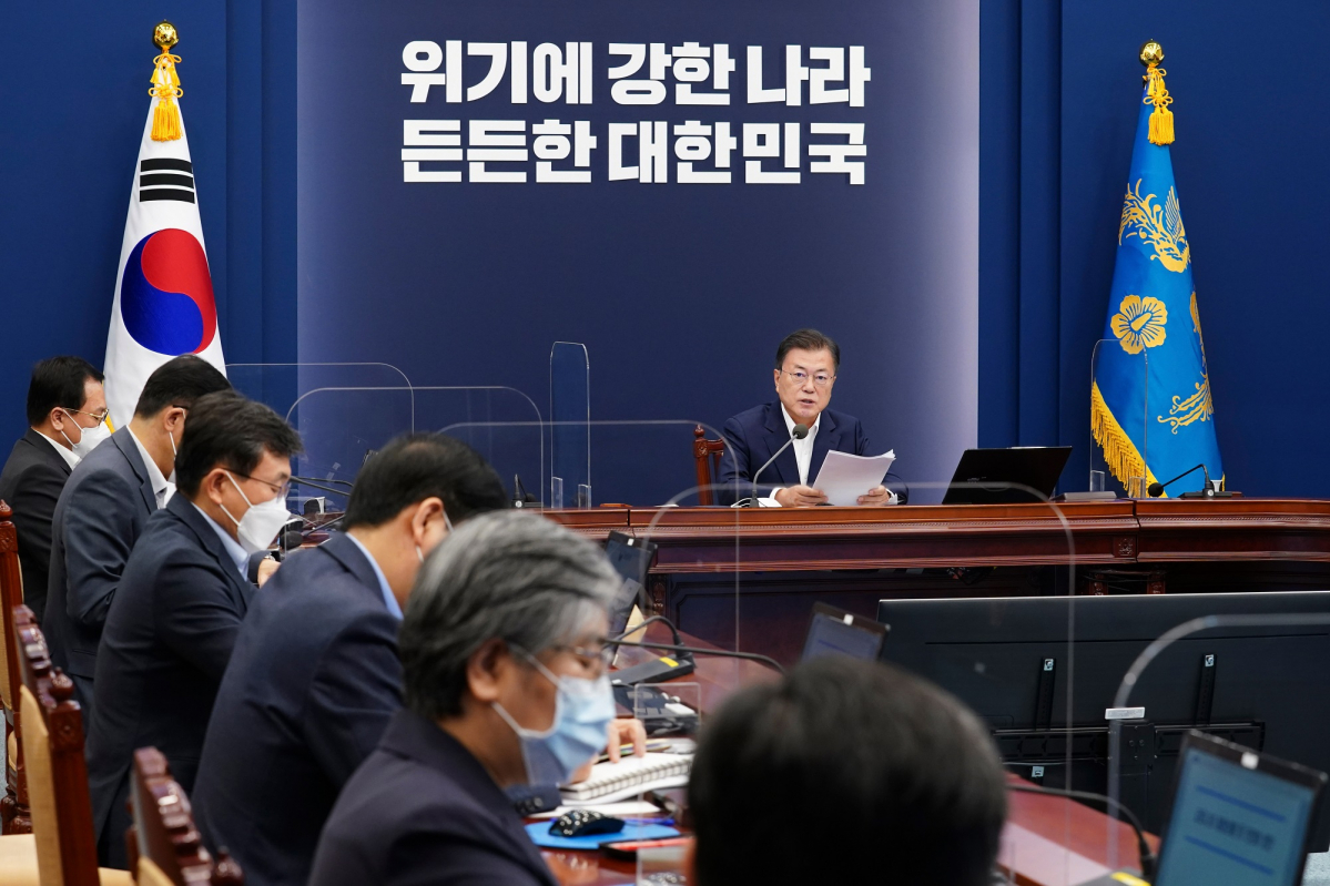 ▲문재인 대통령이 3일 오후 청와대 여민관에서 열린 '제2차 코로나19 대응 특별방역점검회의'를 주재하고 있다. (뉴시스)