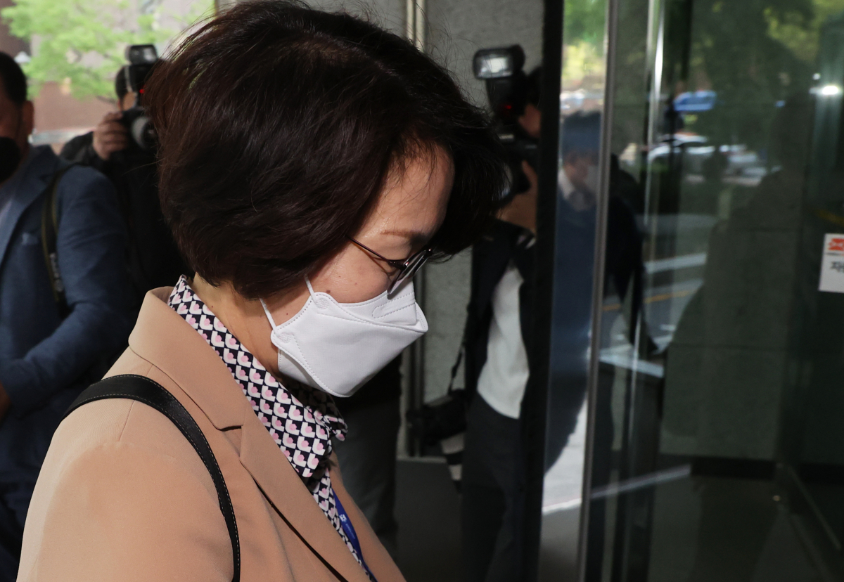 ▲임혜숙 과학기술정보통신부 장관 후보자가 3일 오전 서울 광화문 우체국 후보자 사무실로 출근하고 있다.  (연합뉴스)