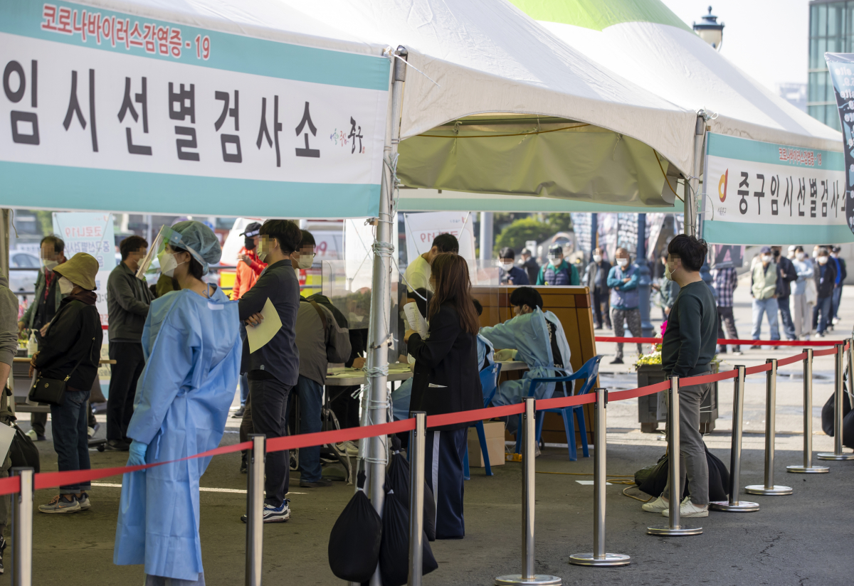 ▲국내 신종 코로나바이러스 감염증(코로나19) 신규 확진자 수가 400명 후반을 기록한 3일 오전 서울역에 설치된 중구임시선별검사소에서 시민들이 검사를 받기 위해 줄을 서 있다. (연합뉴스)