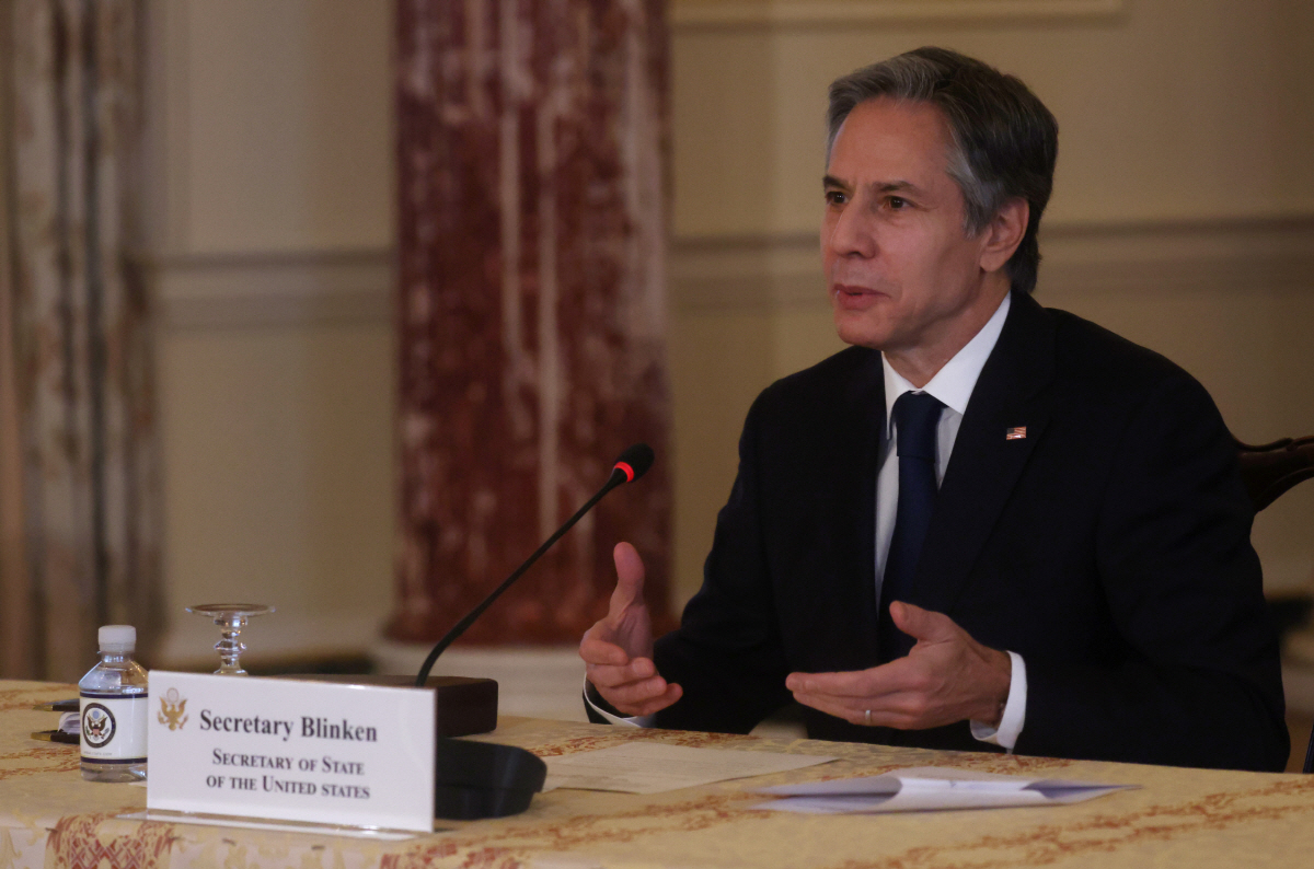 ▲토니 블링컨 미국 국무장관이 지난달 27일 워싱턴D.C. 국무부 청사에서 화상을 통해 나이지리아 대통령과 회담하고 있다. 워싱턴D.C./로이터연합뉴스