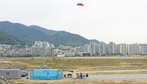 ▲창원 마산해양신도시에서 공중 풍력발전 개발시험이 이뤄지고 있다. (사진제공=한국전기연구원)