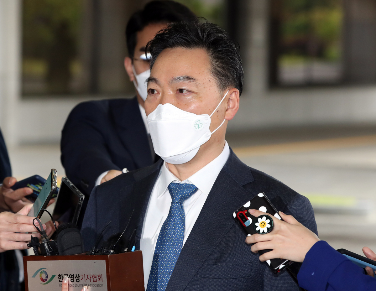 ▲ 김오수 검찰총장 후보자가 4일 오전 서울 서초구 서울고등검찰청으로 출근하며 취재진 질문에 답변하고 있다.  (뉴시스)