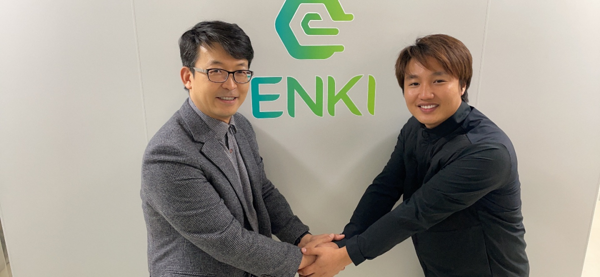 ▲배환국 소프트캠프 대표(왼쪽)와 박세한 엔키 대표가 기념촬영을 하고 있다. (사진제공=소프트캠프)