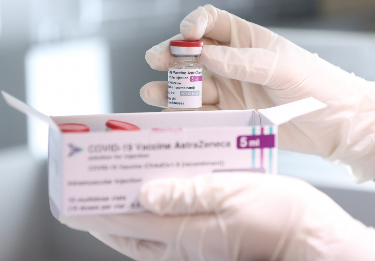 ▲서울 시내의 한 보건소에서 관계자가 아스트라제네카 백신을 들어보이고 있다.  (연합뉴스)