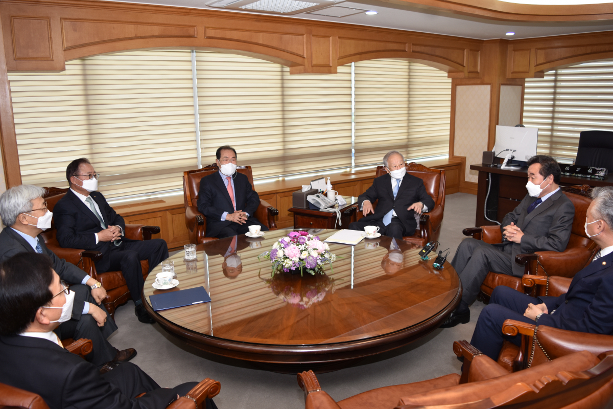 ▲더불어민주당 이낙연 전 대표가 4일 서울 한국경영자총협회에서 손경식 회장을 예방하고 있다. (왼쪽부터) 이동근 한국경총 상근부회장, 김창범 한화솔루션 부회장, 홍성국 더불어민주당 의원, 손경식 한국경총 회장, 이낙연 前 더불어민주당 당대표, 윤동한 한국콜마 회장, 이인용 삼성전자 사장  (사진제공=경총)