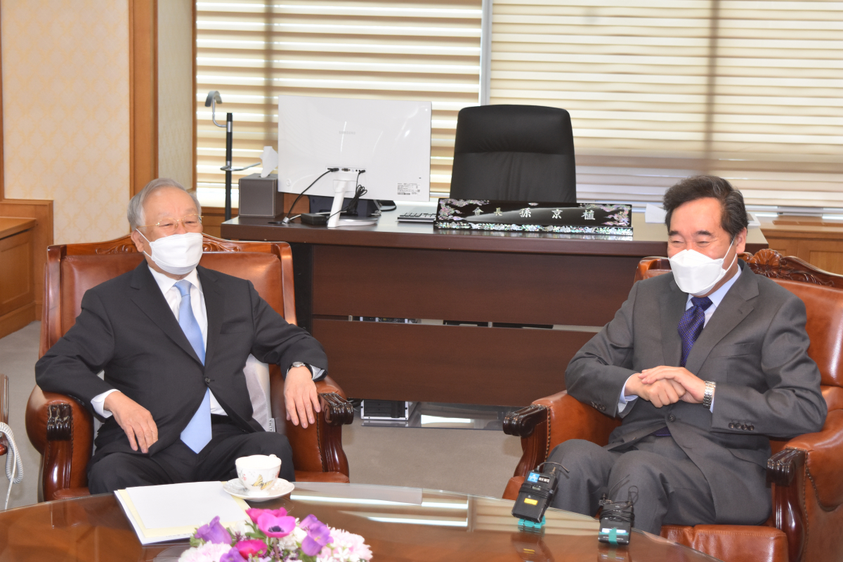 ▲더불어민주당 이낙연 전 대표가 4일 서울 한국경영자총협회에서 손경식 회장을 예방하고 있다.  (사진제공=경총)