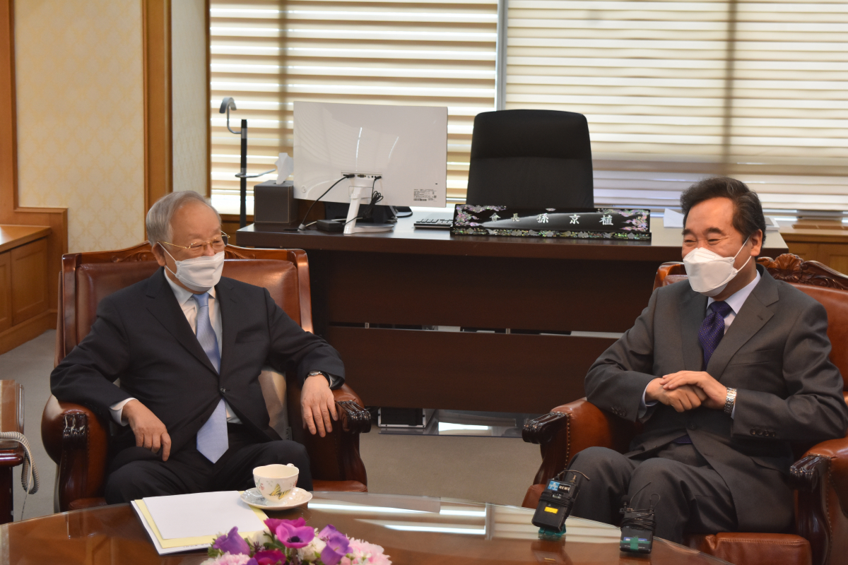 ▲더불어민주당 이낙연 전 대표가 4일 서울 한국경영자총협회에서 손경식 회장을 예방하고 있다.  (사진제공=경총)