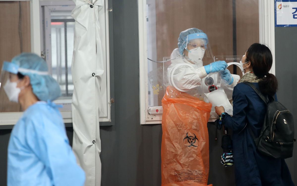 ▲코로나19 신규 확진자 수가 500명대 중반을 기록한 4일 오전 서울역 광장에 마련된 임시선별검사소에 시민이 검사를 받고 있다.  (뉴시스)