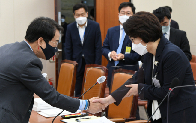 ▲임혜숙 과학기술정보통신부 장관 후보자가 4일 오전 서울 여의도 국회에서 열린 인사청문회에서 이원욱 위원장과 인사하고 있다. (연합뉴스)