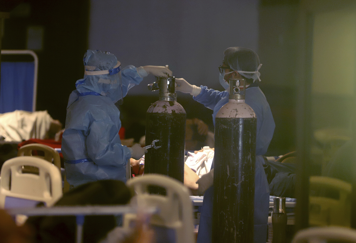 ▲인도 수도 뉴델리에 마련된 임시 병원에서 지난달 30일 의료진이 신종 코로나바이러스 감염증(코로나19) 환자 치료에 사용할 산소통을 설치하고 있다. 뉴델리/AP연합뉴스