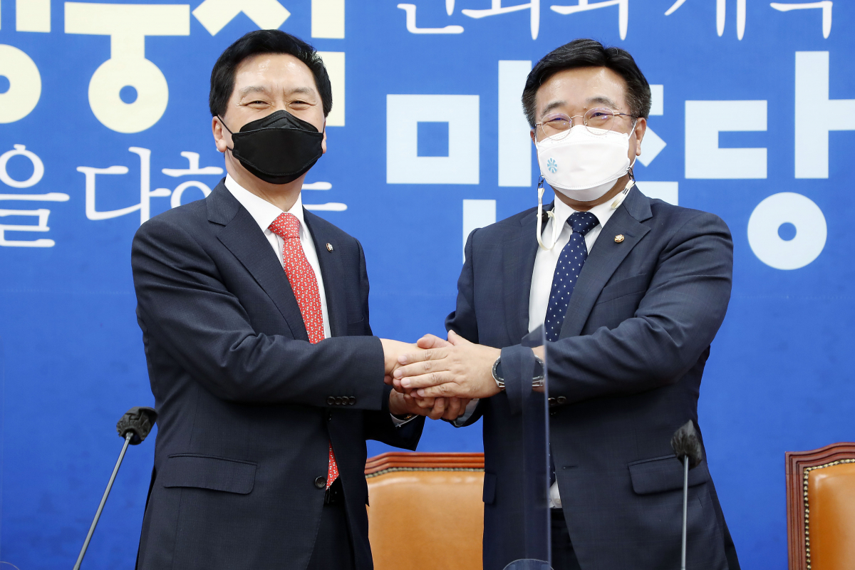 ▲김기현 국민의힘 당 대표 권한대행 겸 원내대표가 4일 서울 여의도 국회에서 윤호중 더불어민주당 원내대표를 예방해 기념촬영을 하고 있다. (뉴시스)