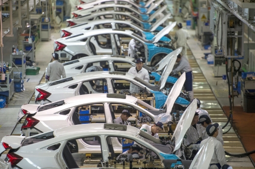 ▲중국 허베이성 우한에 위치한 둥펑혼다 생산 공장에서 근로자들이 차량 조립을 하고 있다. 우한/AP연합뉴스 
