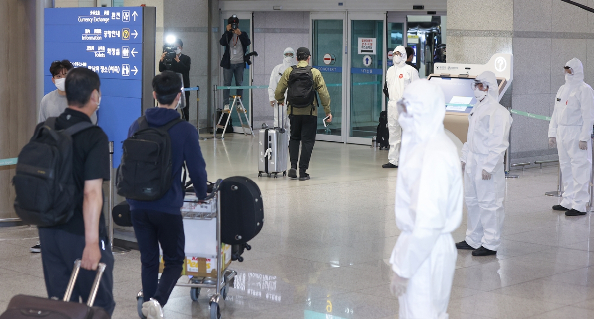 ▲인도 첸나이국제공항을 출발해 4일 오전 인천국제공항에 도착한 인도 교민들이 1터미널 입국장을 나서고 있다. 인도 변이 바이러스의 전파력이 매우 높은 것으로 추정됨에 따라 입국자들은 임시생활시설에서 진단검사를 받고 음성이 확인되더라도 7일 동안 격리생활을 해야 한다.  (연합뉴스)