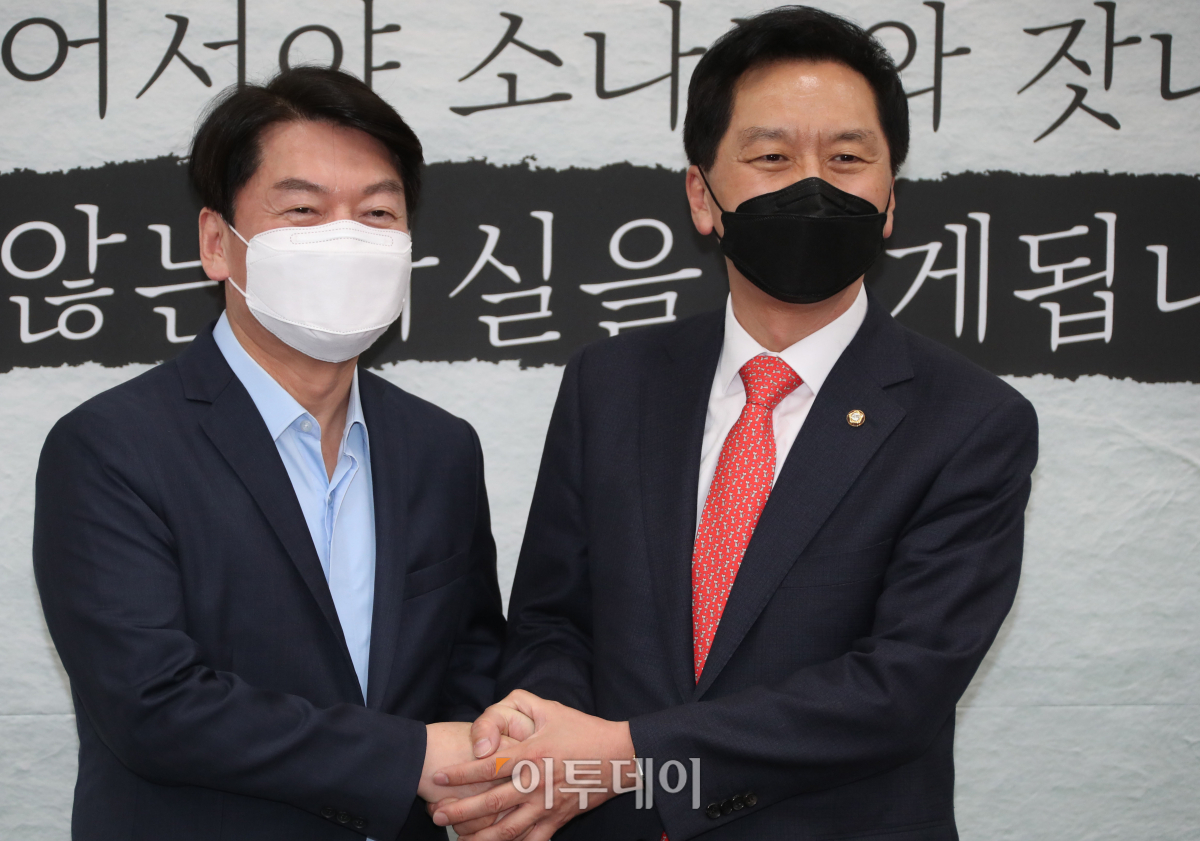 ▲김기현 국민의힘 당 대표 권한대행 겸 원내대표가 4일 오후 서울 여의도 국회에서 안철수 국민의당 대표를 예방해 악수하고 있다. (국회사진취재단)