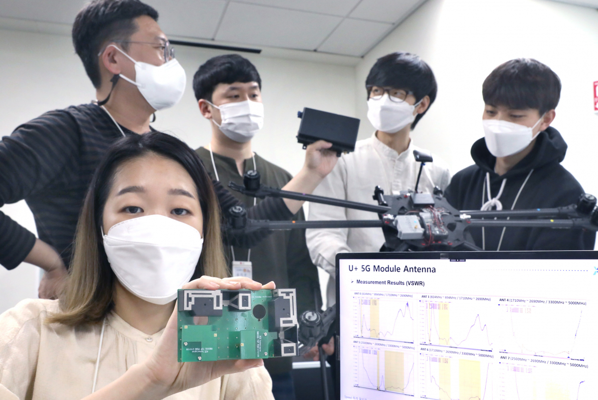 ▲LG유플러스 직원들이 안테나 모듈을 들고 있다. (사진제공=LG유플러스)