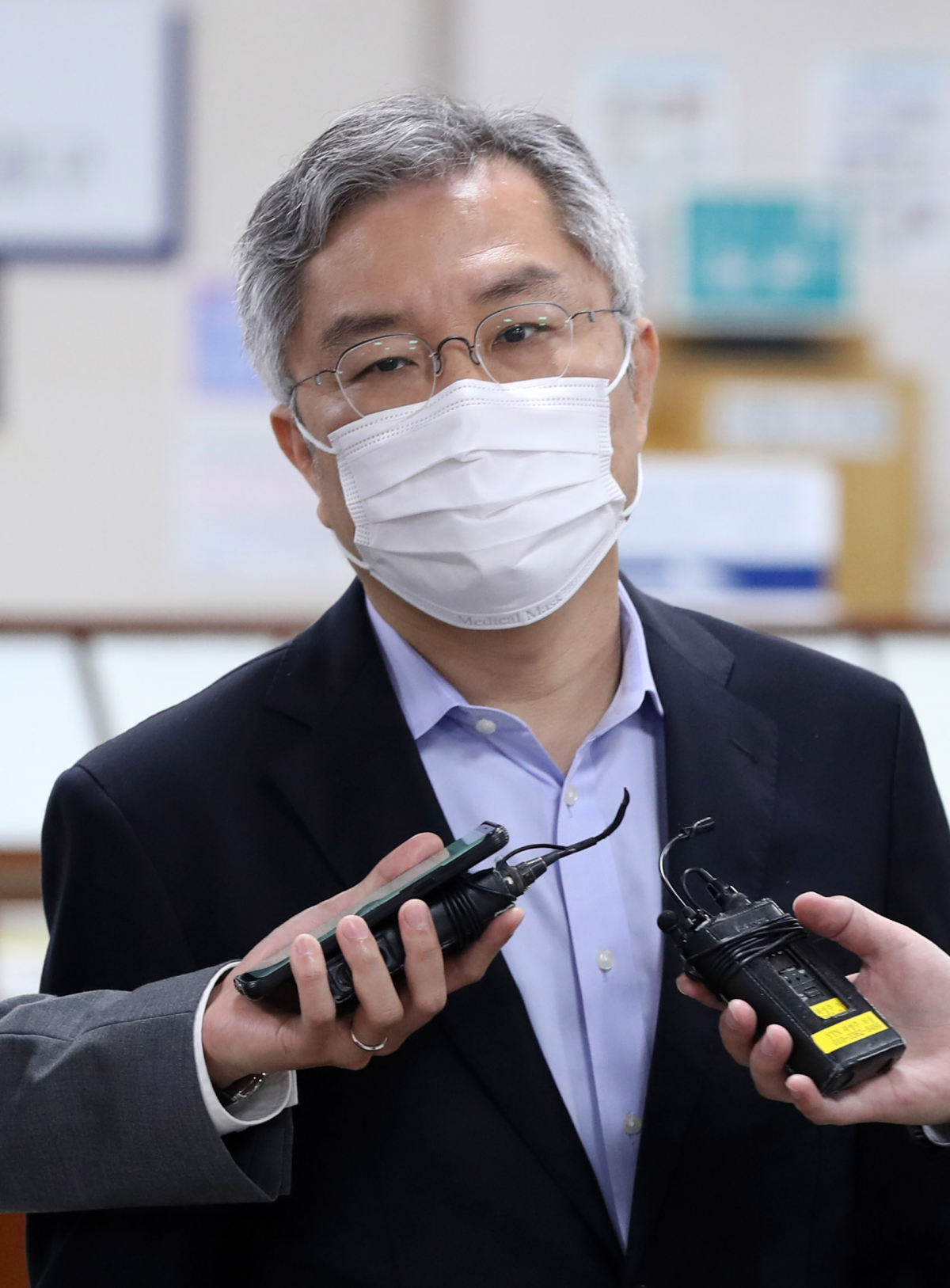 ▲공직선거법을 위반한 혐의로 기소된 최강욱 열린민주당 대표가 4일 오후 서울 서초구 서울중앙지방법원에서 열린 결심 공판에 출석하고 있다. (뉴시스)