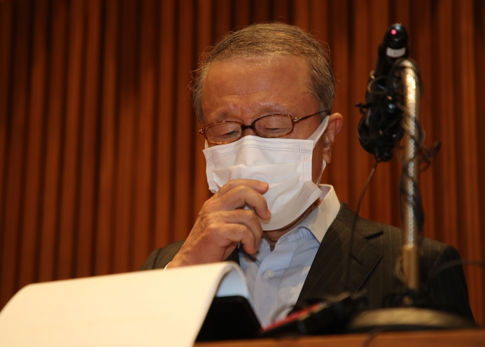 ▲홍원식 남양유업 회장이 4일 서울 강남구 본사에서 열린 '불가리스 사태' 관련 대국민 사과 기자회견에서 사퇴 의사를 밝히고 있다.  (고이란 기자 photoeran@)