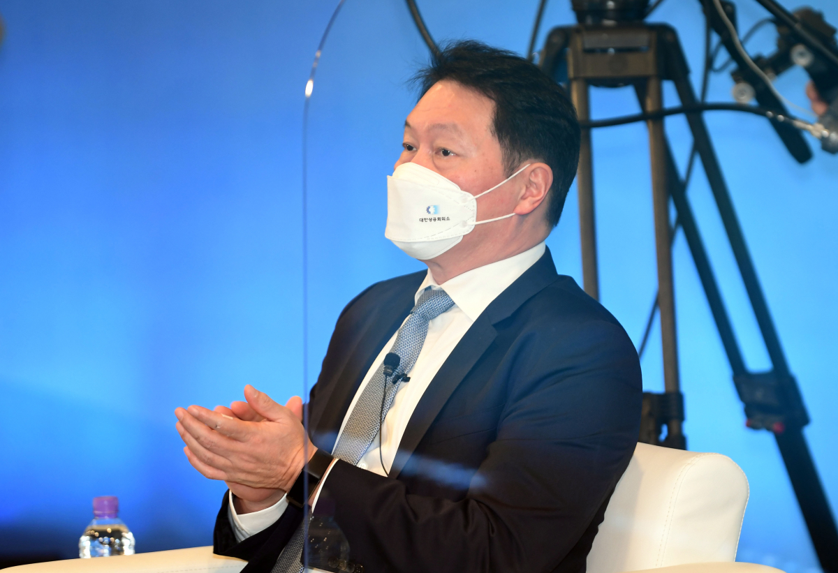 ▲서울 중구 상의회관에서 최태원 신임 대한상공회의소 회장의 취임식을 대신해 열린 '비대면 타운홀 미팅'에서 최 회장이 박수를 치고 있다.  (뉴시스)