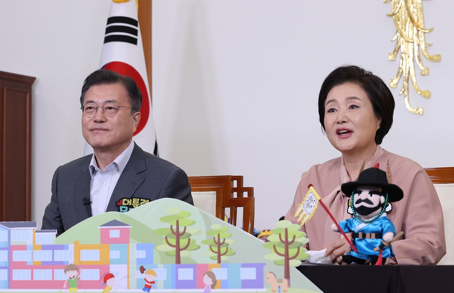 ▲<YONHAP PHOTO-3521> 어린이와 대화하는 문 대통령(서울=연합뉴스) 이진욱 기자 = 문재인 대통령과 부인 김정숙 여사가 지난 4일 제99회 어린이날을 맞아 청와대에서 열린 어린이 랜선 초청 만남에서 인사말을 하고 있다. 2021.5.5 cityboy@yna.co.kr/2021-05-04 18:00:12/<저작권자 ⓒ 1980-2021 ㈜연합뉴스. 무단 전재 재배포 금지.>