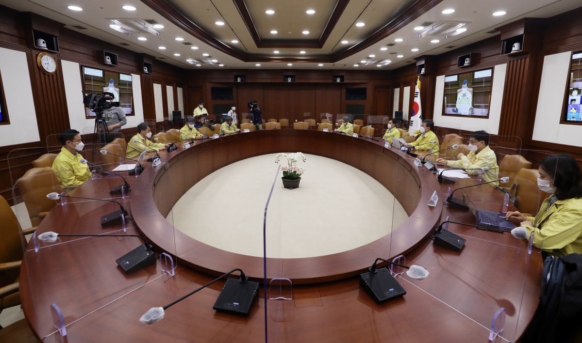 ▲권덕철 중앙재난안전대책본부 1차장(보건복지부 장관)이 5일 오전 서울 종로구 정부서울청사 영상회의실에서 열린 코로나19 중앙재난안전대책본부(중대본) 회의에 참석해 발언하고 있다.  (뉴시스)