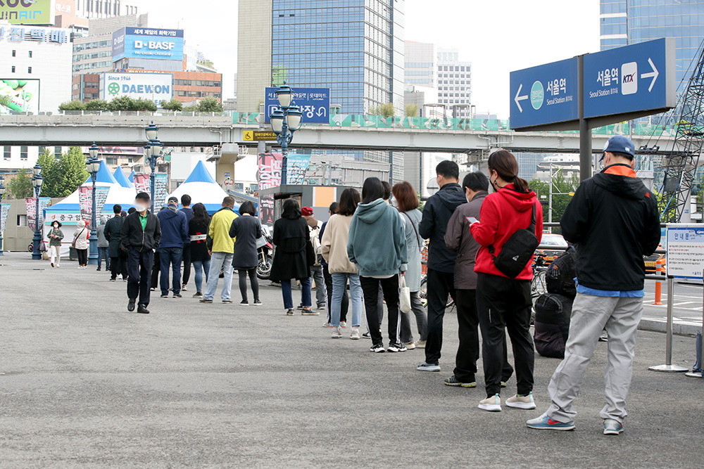 ▲코로나19 신규 확진자가 676명을 기록한 5일 오전 서울 중구 서울역 광장에 설치된 임시 선별검사소에서 시민들이 검사를 받기 위해 줄을 서 있다.  (뉴시스)