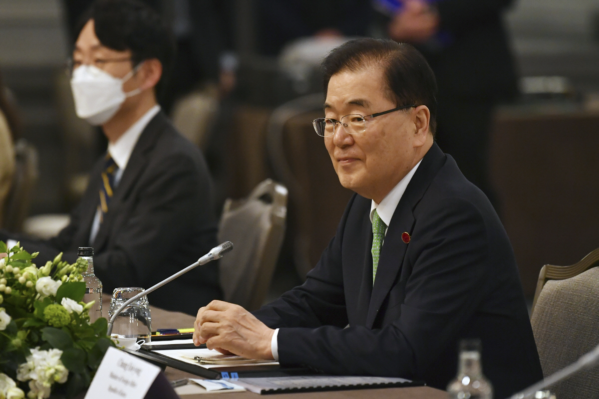 ▲정의용 외교장관이 5일(현지시간) 영국 런던에서 주요 7개국(G7) 외무장관 회의 기간 별도로 열린 한미일 외교장관 회의에 참석하고 있다. 런던/AP연합뉴스 
