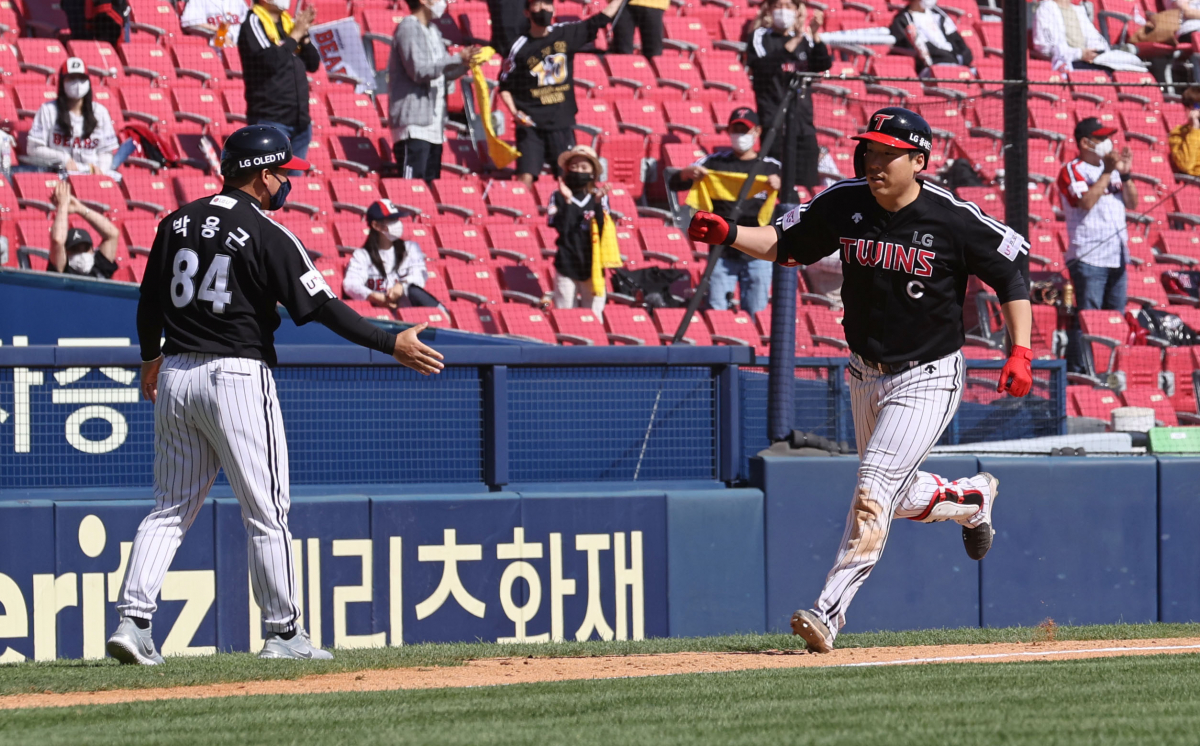 ▲5일 서울 잠실야구장에서 열린 2021 KBO 프로야구 LG 트윈스와 두산 베어스의 경기. 5회초 무사 1루 LG 김현수가 투런 홈런을 치고 그라운드를 돌고 있다.  (연합뉴스)