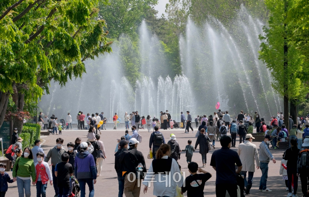 ▲어린이날이자 절기상 입하인 5일 서울 광진구 어린이대공원이 시민들로 붐비고 있다. (신태현 기자 holjjak@)