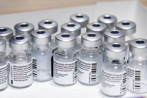 ▲미국 제약사 화이자의 신종 코로나바이러스 감염증(코로나19) 백신 빈 병들이 놓여 있다. 로이터연합뉴스
