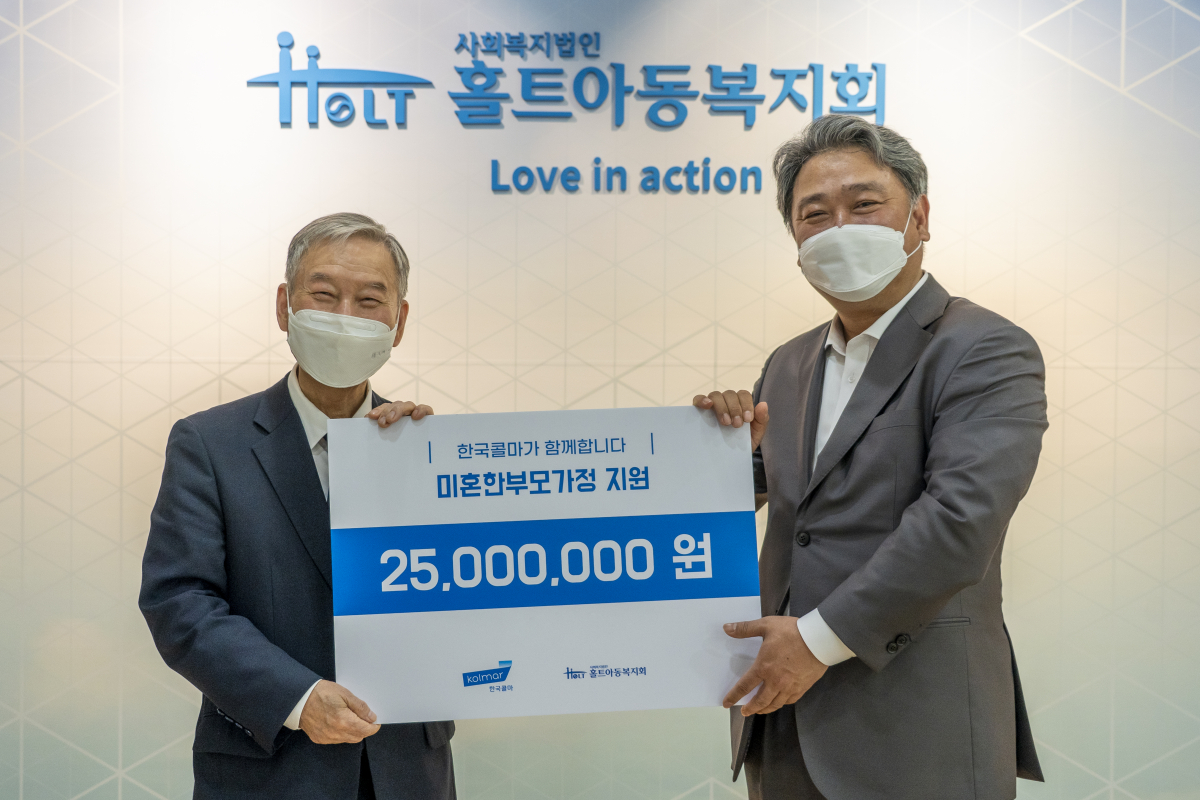 ▲안병준 한국콜마 대표이사(오른쪽)와 설태호 홀트아동복지회 이사장이 기념 촬영하고 있다. (사진제공=한국콜마)