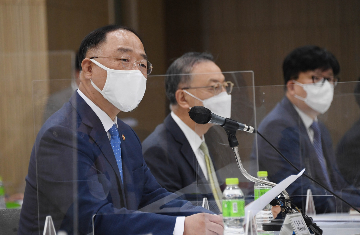 ▲홍남기 경제부총리 겸 기획재정부 장관이 6일 경기 성남시 시스템반도체 설계지원센터에서 '제9차 혁신성장 BIG3 추진회의'를 주재하고 모두발언을 하고 있다. (사진제공=기획재정부)
