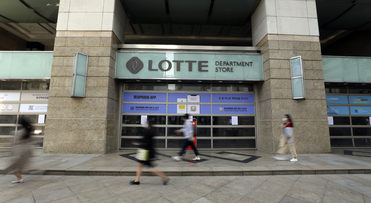 ▲식품관에서 코로나19 확진자가 잇달아 발생함에 따라 롯데백화점 본점이 하루 임시 휴점에 들어간 6일 서울 중구 소공동 롯데백화점 본점 입구에 임시 휴업 안내문이 붙어 있다. (뉴시스)