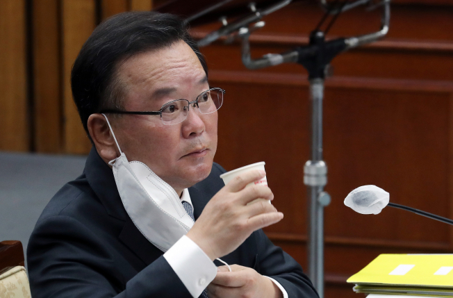 ▲김부겸 국무총리 후보자가 6일 오전 서울 여의도 국회에서 열린 인사청문회에서 물을 마시고 있다. (연합뉴스)