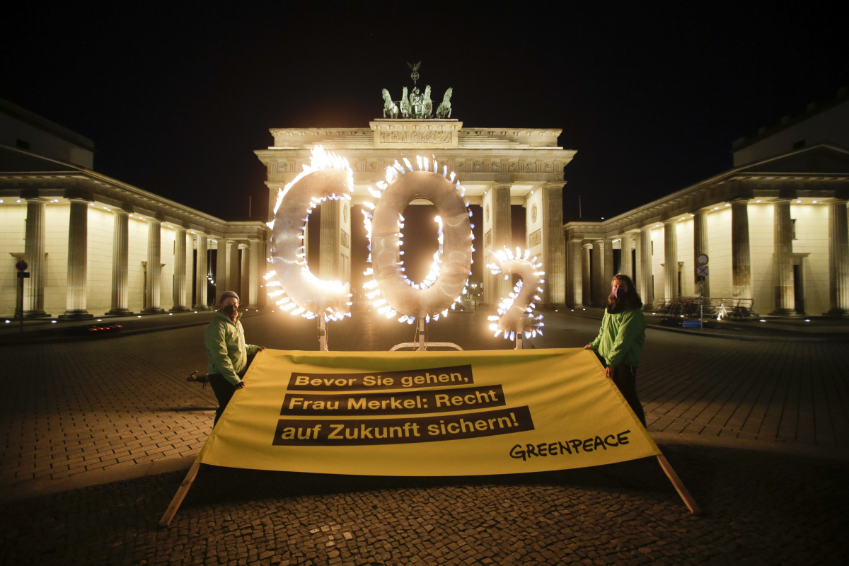 ▲ 6일(현지시간) 독일 베를린 브란덴부르크 문 앞에서 국제 환경단체 그린피스의 활동가들이 이산화탄소를 뜻하는 ‘CO2’ 모양의 구조물에 불을 붙여 밝히고 있다. 베를린/AP연합뉴스
