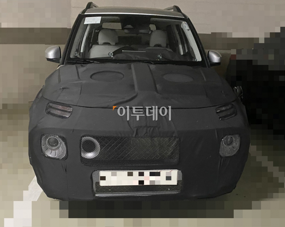 ▲출시를 앞둔 현대차 경형 SUV(코드네임 AX)는 광주 글로벌모터스를 통해 위탁생산된다. 배기량을 비롯해 차 길이와 너비는 경차 기준에 맞췄지만 실내 공간을 넉넉히 뽑아낸 게 특징이다. 앞 범퍼에 커다랗게 뚫린, 흡기구와 유사한 공간도 눈길을 끈다.  (이투데이DB)