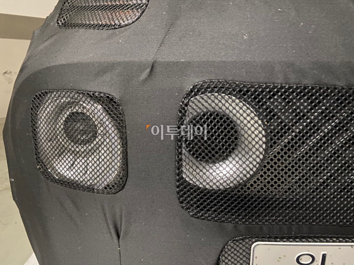 ▲새 모델(코드네임 AX)은 현대차 SUV의 디자인 특성을 고스란히 이어받았다. 위쪽에 주간주행등, 아랫쪽에 전조등을 심어 넣었다. 전조등 안쪽에 자리한, 흡기구 모양의 독특한 디자인이 공개되면서 큰 관심을 모으고 있다.  (이투데이DB)