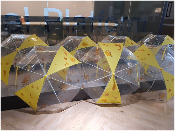 ▲빗썸 임직원들이 소외계층 어린이에게 전달하기 위해 직접 만든 안전 우산이다. (사진제공=빗썸코리아)