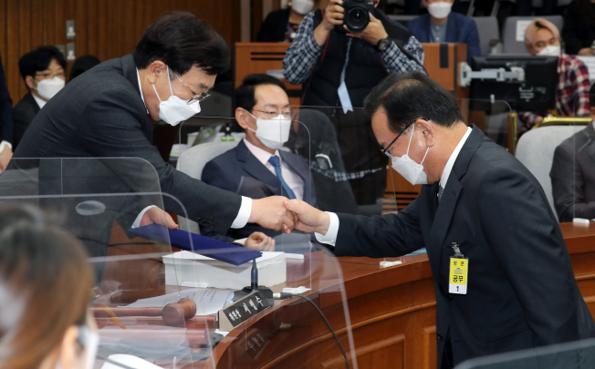 ▲김부겸 국무총리 후보자가 6일 오전 서울 여의도 국회에서 열린 인사청문회에서 서병수 위원장에게 선서문을 전달한 뒤 인사하고 있다.  (연합뉴스)