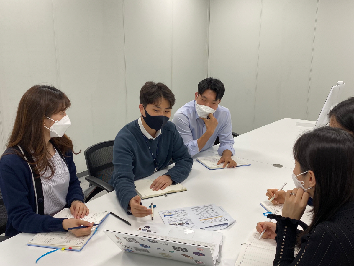 ▲IBK기업은행 개인고객관리팀 소속 김완수(왼쪽 두 번째) 과장.