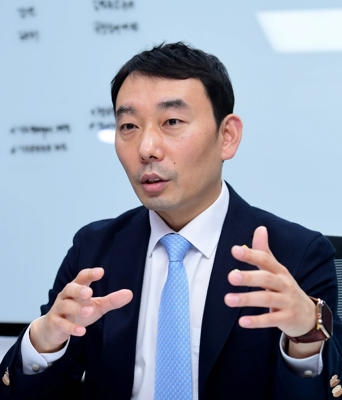 ▲더불어민주당 전당대회에서 최고 득표율로 선출된 김용민 수석최고위원은 5일 이투데이와의 인터뷰에서 “민생이 먼저라 검찰개혁을 속도조절해야 한다는 입장에 동의하지 않는다”면서 “민생을 강조하는 분들에게 ‘무슨 민생이냐’고 되묻고 싶다”고 말했다. 신태현 기자 holjjak@