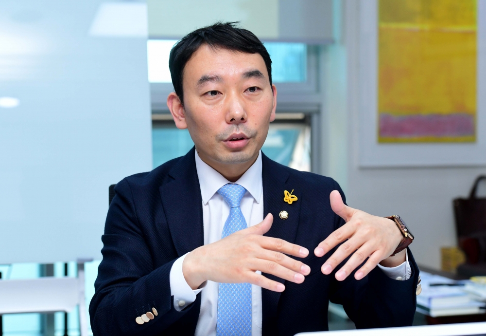 ▲김용민 더불어민주당 수석 최고위원이 5일 서울 여의도 국회 의원회관에서 이투데이와 인터뷰를 갖고 있다. 신태현 기자 holjjak@ (이투데이DB)