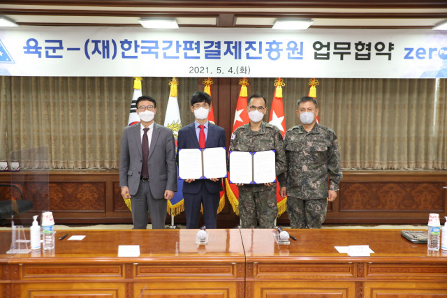 ▲박치형 중소벤처기업부 소상공인정책관(왼쪽부터), 윤완수 한국간편결제진흥원 이사장, 남영신 육군 참모총장, 강인규 육군 인사참모부장이 육군 제로페이 도입과 관련한 업무 협약식에 참석해 기념 촬영을 하고 있다. (사진제공=한국간편결제진흥원)