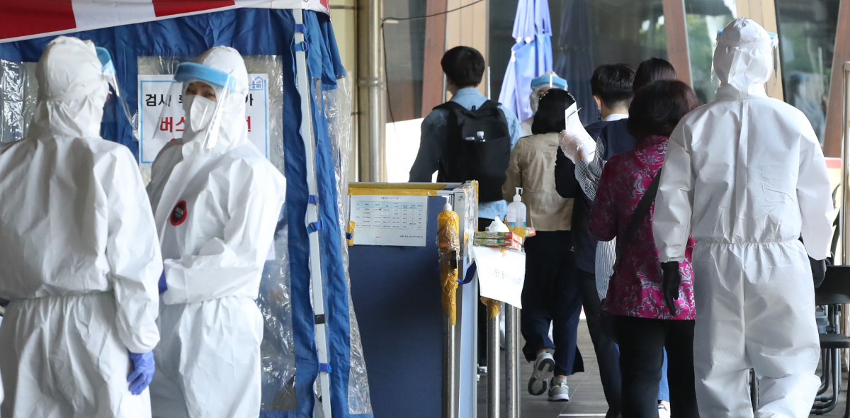 ▲서울 시내 한 보건소 코로나19 선별진료소에서 검사를 받으려는 시민들이 줄서 있다.  (뉴시스)