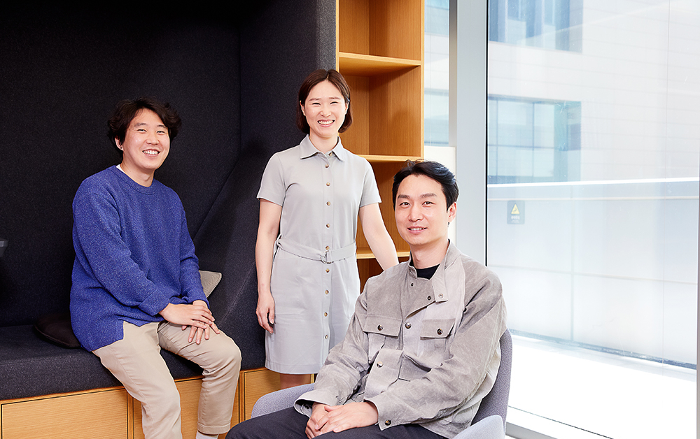 ▲삼성전자 비스포크 정수기의 디자인을 맡은 윤덕상, 최미도, 조태형 디자이너(왼쪽부터) (사진제공=삼성전자뉴스룸)