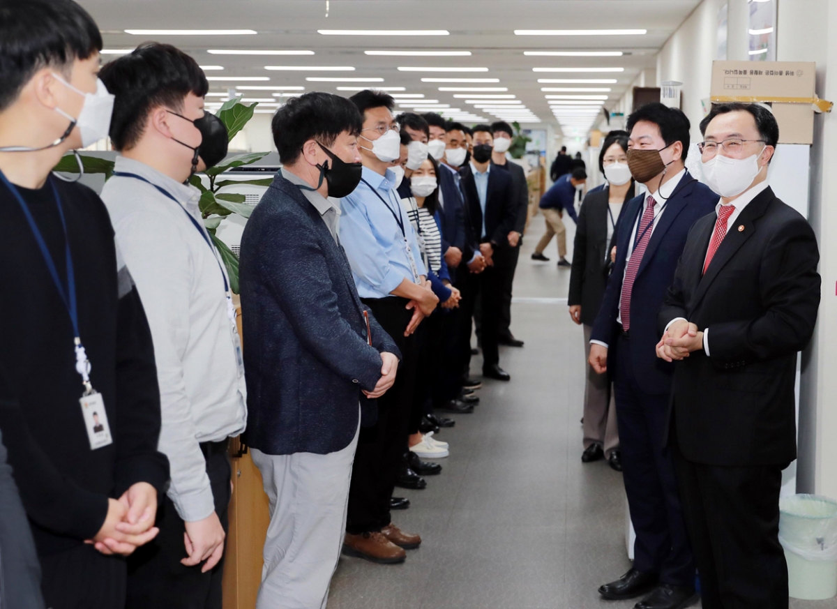 ▲문승욱 산업통상자원부 장관(오른쪽 첫번째)이 7일 사무실을 돌며 직원들고 인사를 나누고 있다. (사진제공=산업통상자원부)