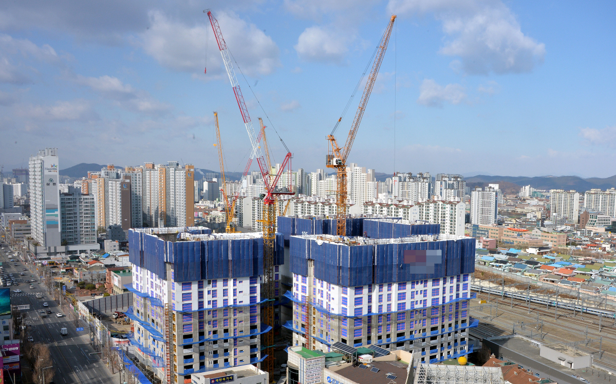 ▲대구 집값이 급등하는 동안 관심에서 한 발짝 비켜나 있던 경북 경산시 집값이 최근 들어 강세다. 대구 범어네거리의 한 아파트 공사현장 (뉴시스)