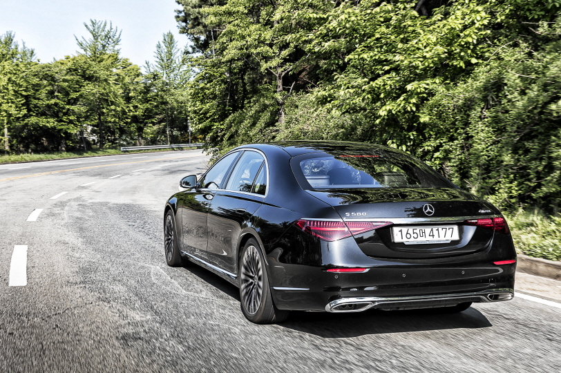 ▲기본 적용된 에어매틱 서스펜션 덕분에 회전 구간이나 불규칙한 노면에서도 안정적인 승차감을 경험할 수 있다. (사진제공=메르세데스-벤츠 코리아)