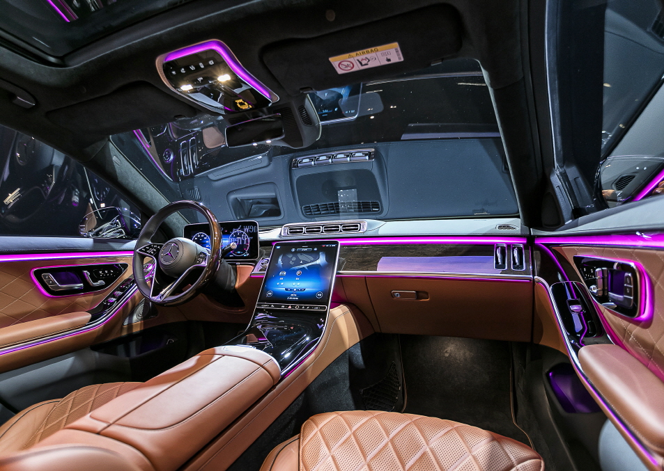 ▲실내에서는 12.8인치에 달하는 센트럴 디스플레이가 시선을 사로잡는다. (사진제공=메르세데스-벤츠 코리아)